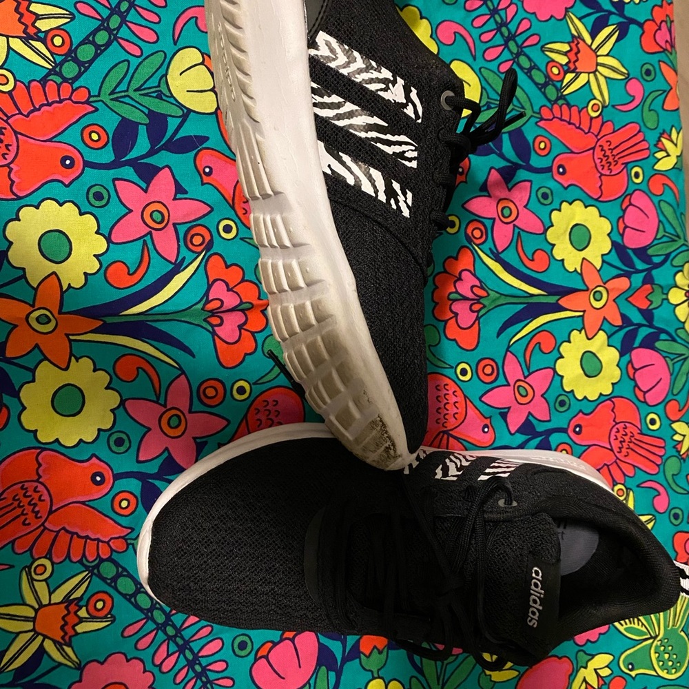⭐️2/$10 Womens 7.5 Adidas shoes EUC